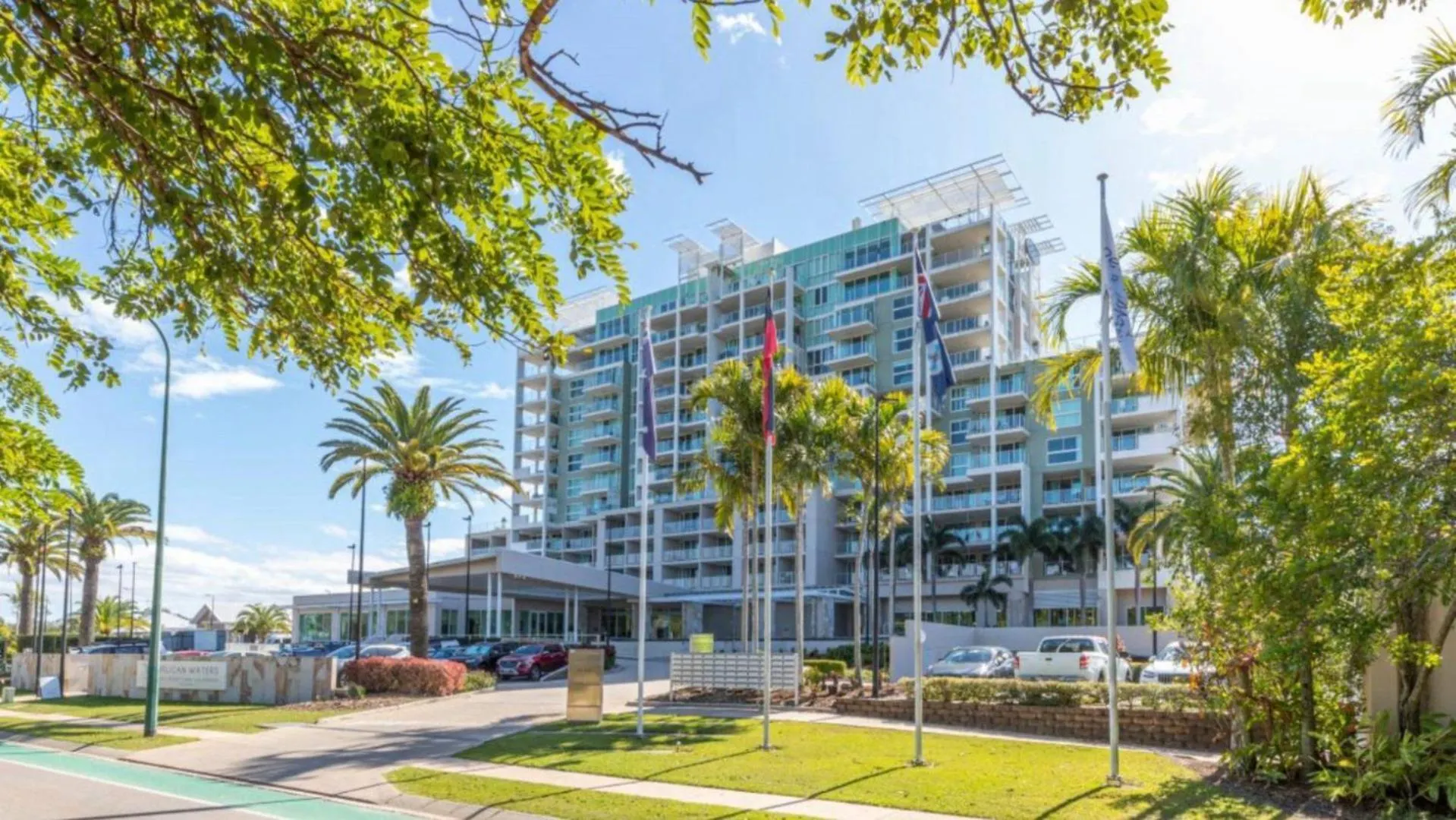 Lovely Studio Apartment Overlooking Golf Course! Pelican Waters