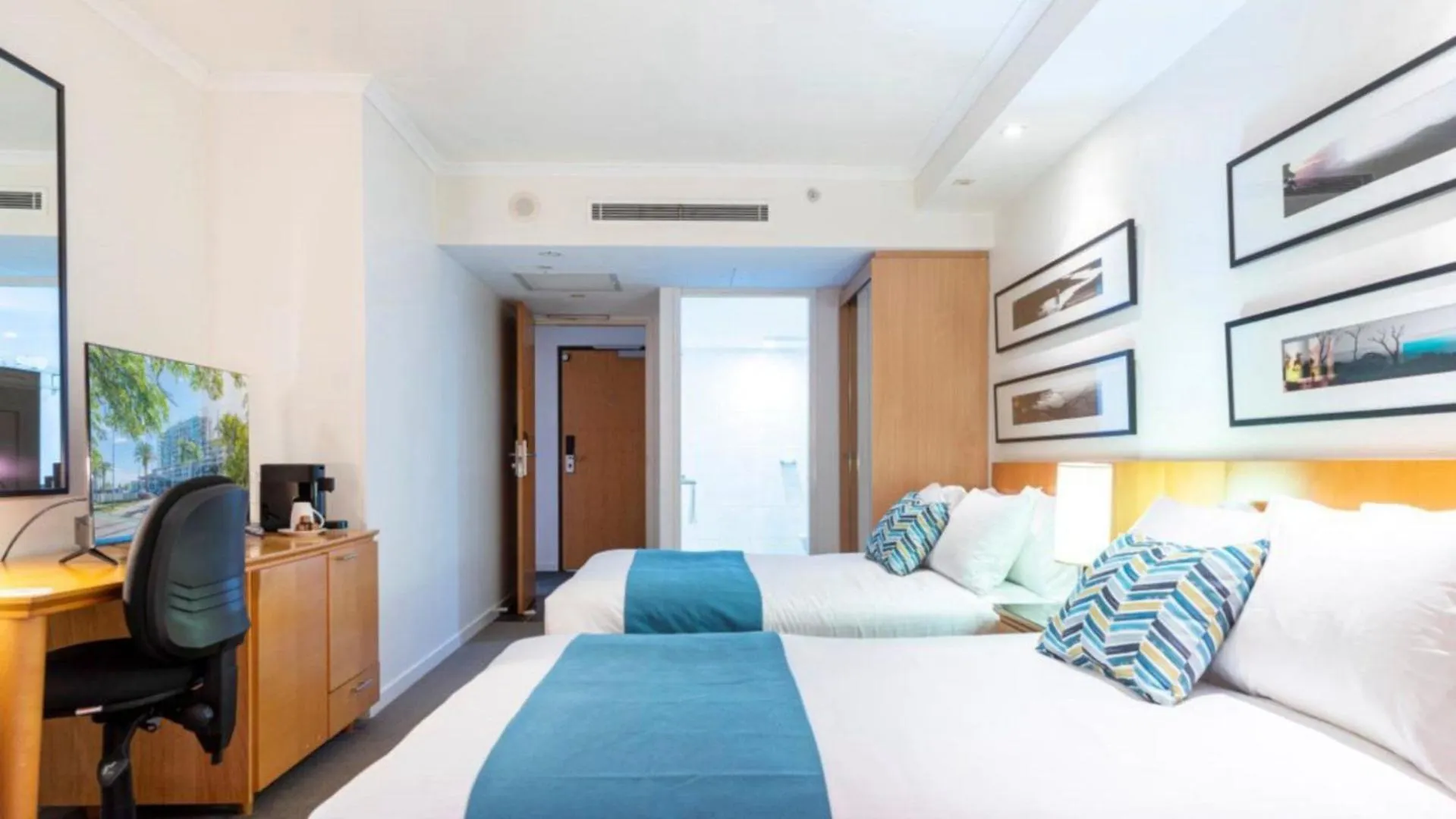 Lovely Studio Apartment Overlooking Golf Course! Pelican Waters