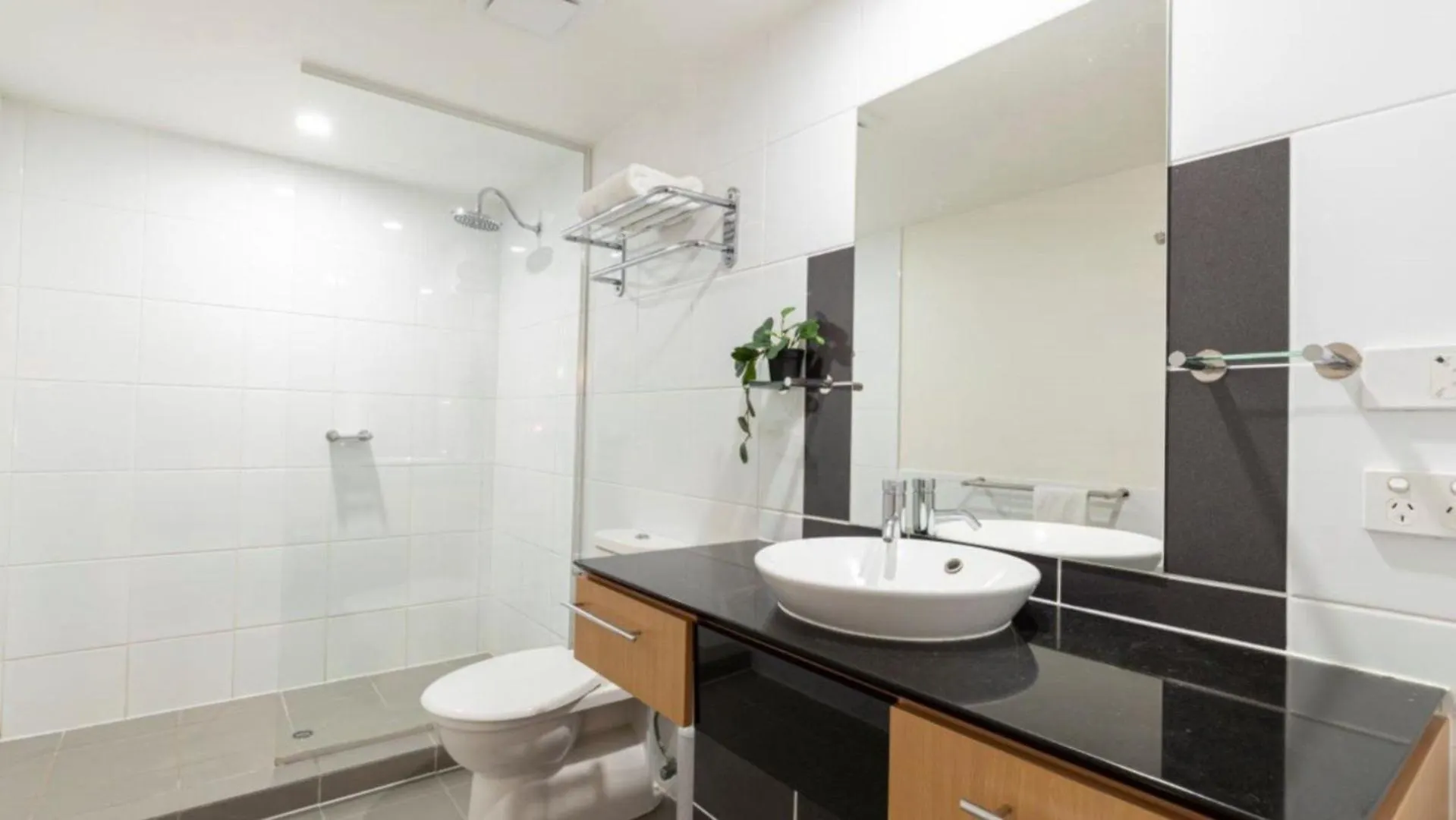 Lovely Studio Apartment Overlooking Golf Course! Pelican Waters