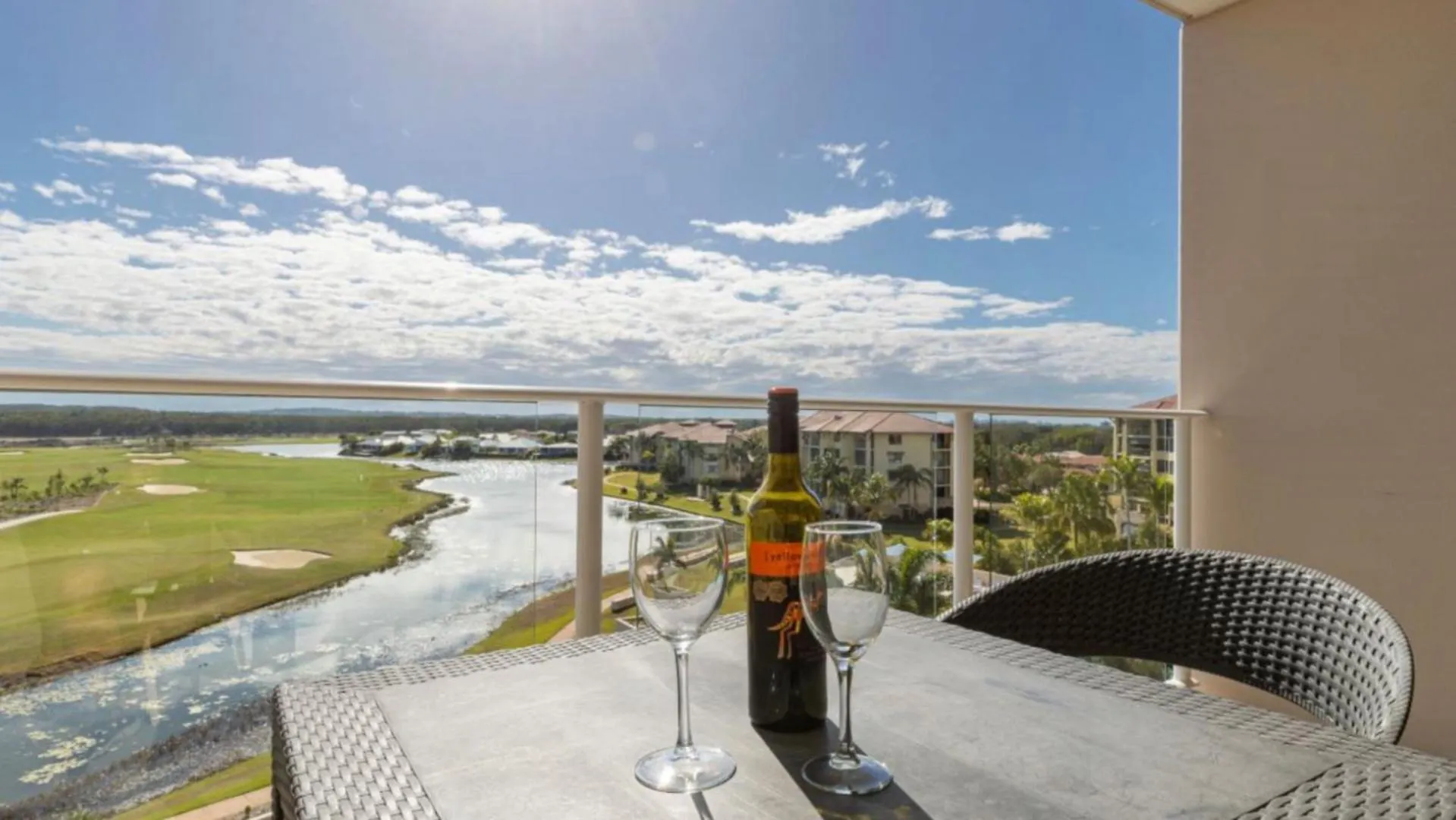 Lovely Studio Apartment Overlooking Golf Course! Pelican Waters